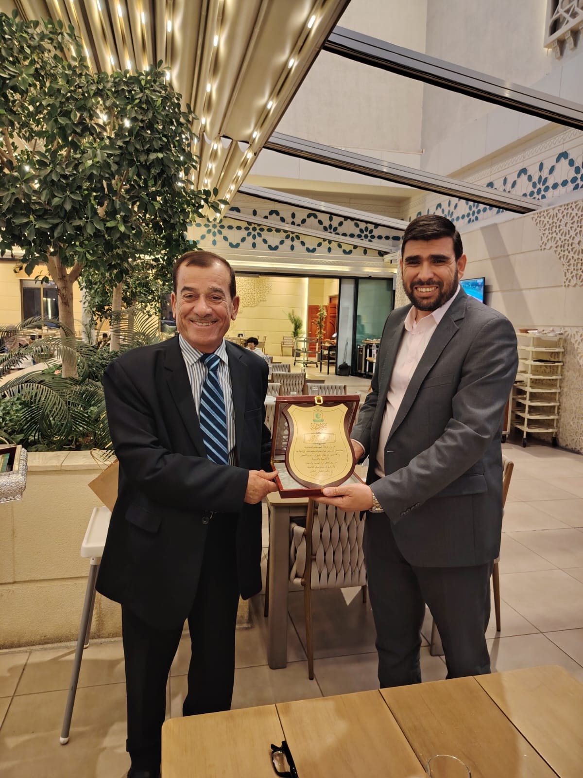 قسم الترجمة يكرم الدكتور محمود كناكري لبلوغه سن التقاعد