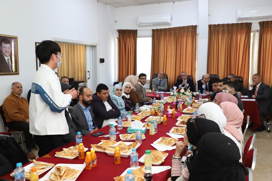 The university president’s meeting with the students of the Faculty of Arts