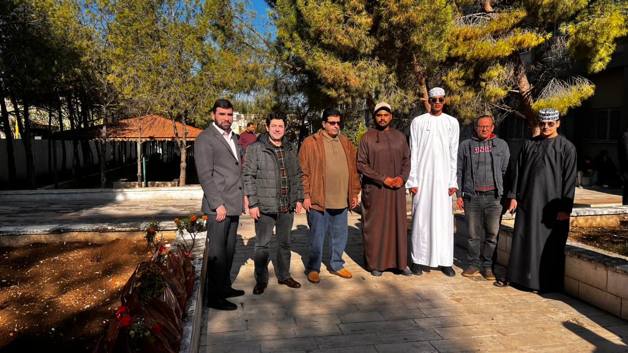 الطلبة العُمانيون يطلقون مبادرة لزراعة الورود في كلية الآداب