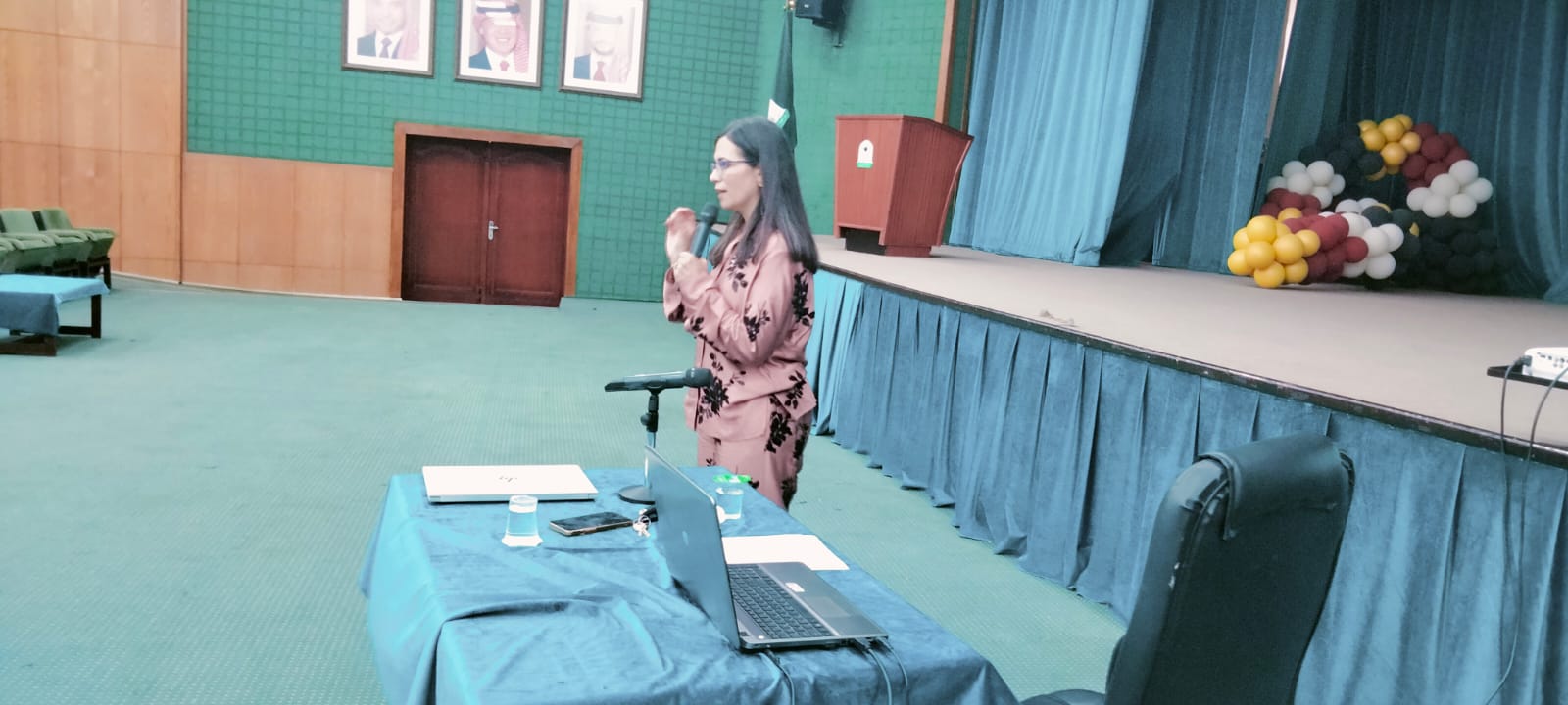 كلية الآداب تعقد ورشة تعريفية حول امتحان الكفاءة الجامعية لخريجي 2025 