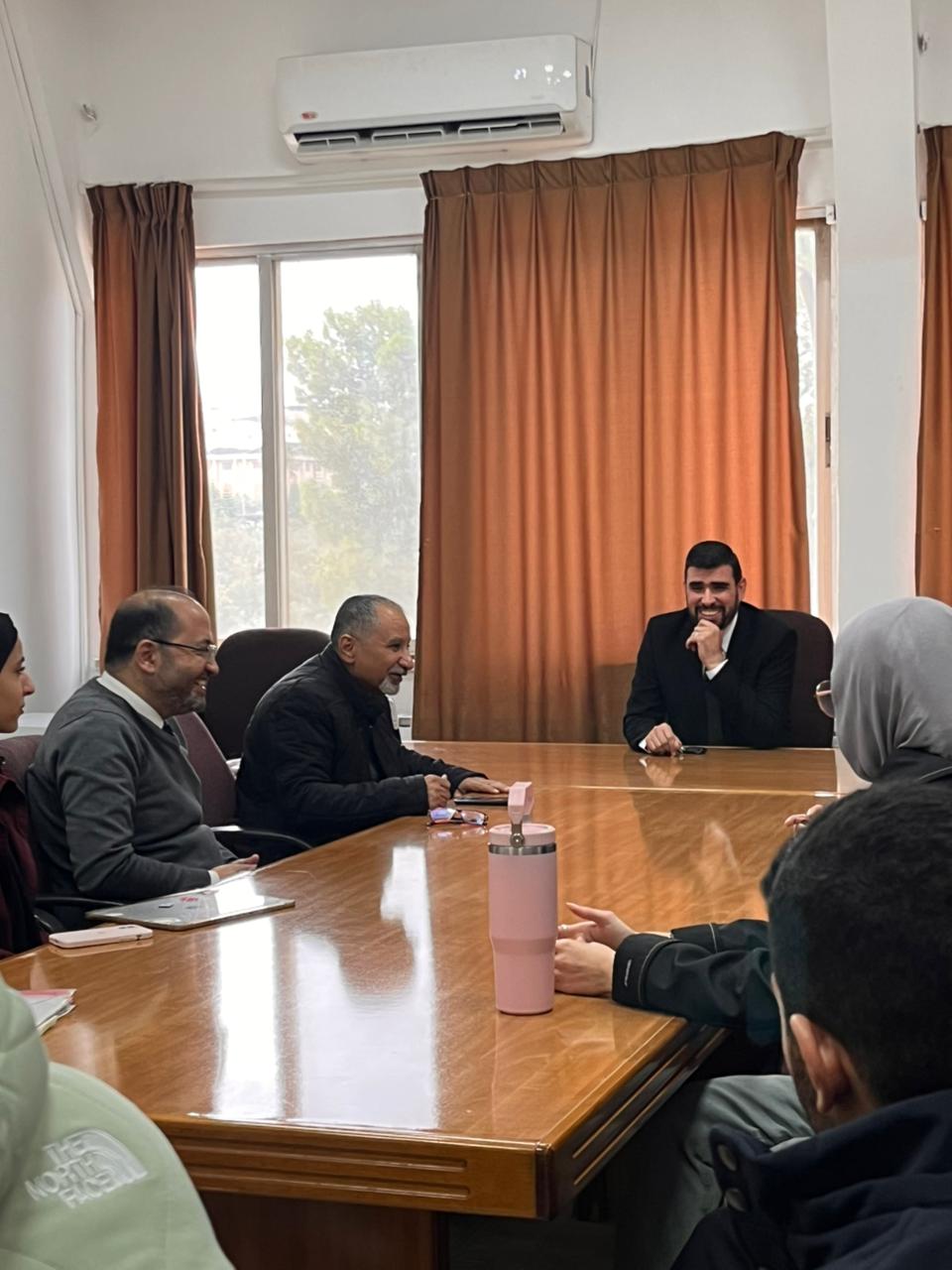 عميد كلية الآداب يلتقي الفرق المشاركة في أولمبياد اللغة الإنجليزية