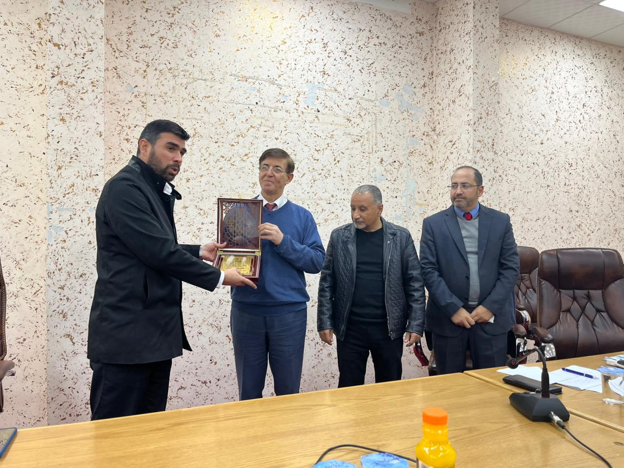 قسم الترجمة يعقد محاضرة نوعية حول اللغويات والترجمة في عصر الذكاء الاصطناعي