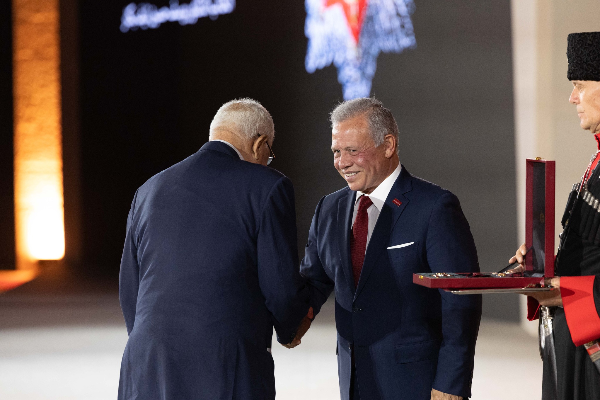 جلالة الملك ينعم على الاستاذ الدكتور يوسف بكار بوسام الملك عبدالله الثاني ابن الحسين للتميز