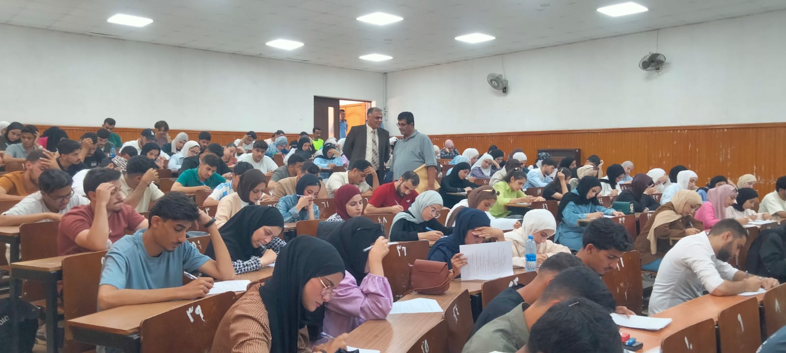 القائم بأعمال عميد كلية الآداب  يتفقد سير الامتحانات النهائية في كلية الآداب 